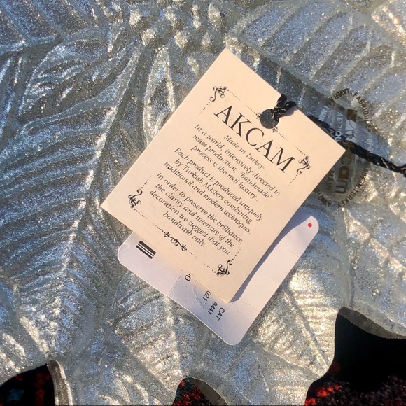 [akcam] NWT Set of Four 8” Plates - Silver Glitter Poinsettia Design - Picture 4 of 11